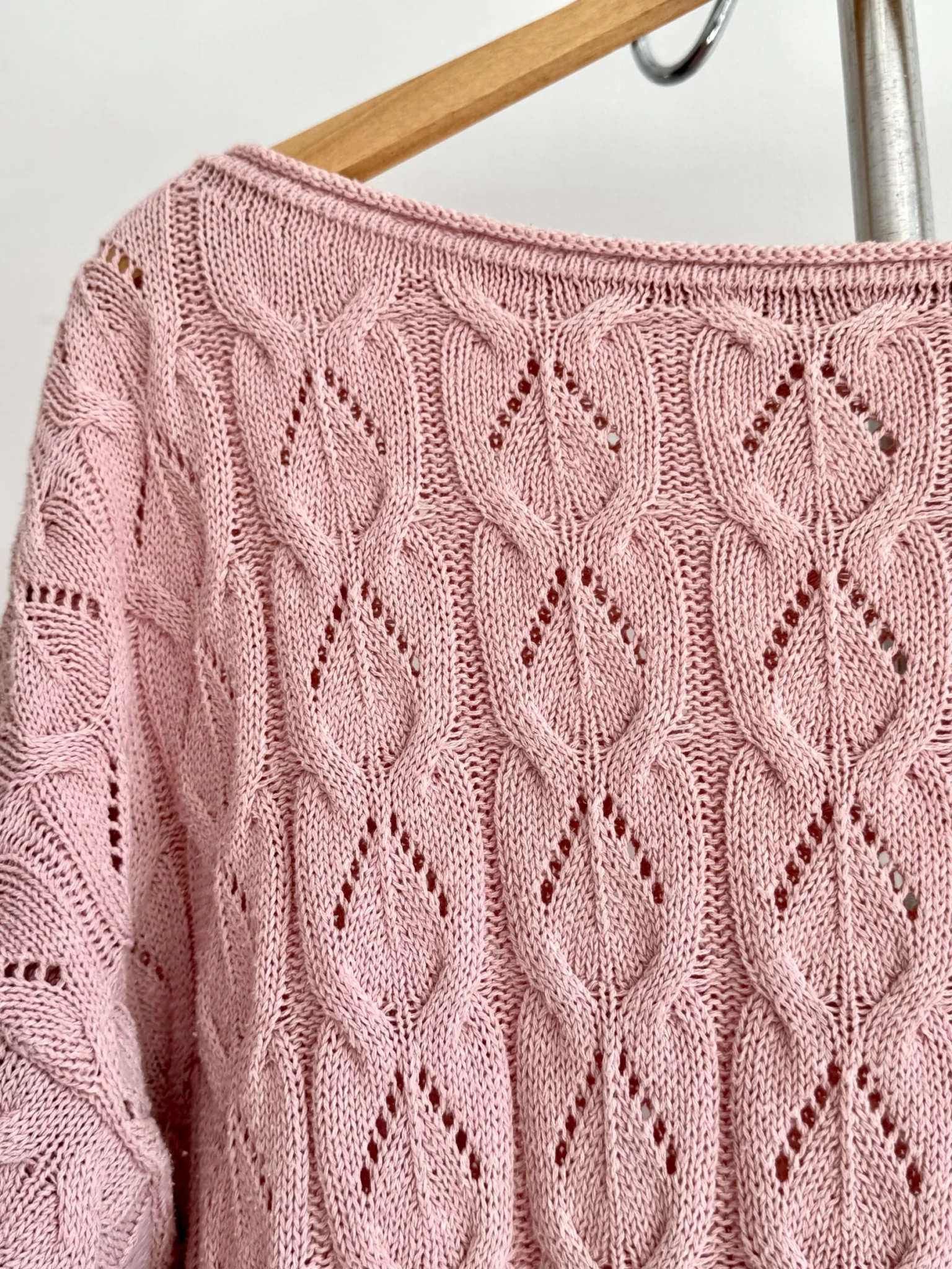 Image for Chandail  rose pastel en tricot ajouré col bateau – Taille M