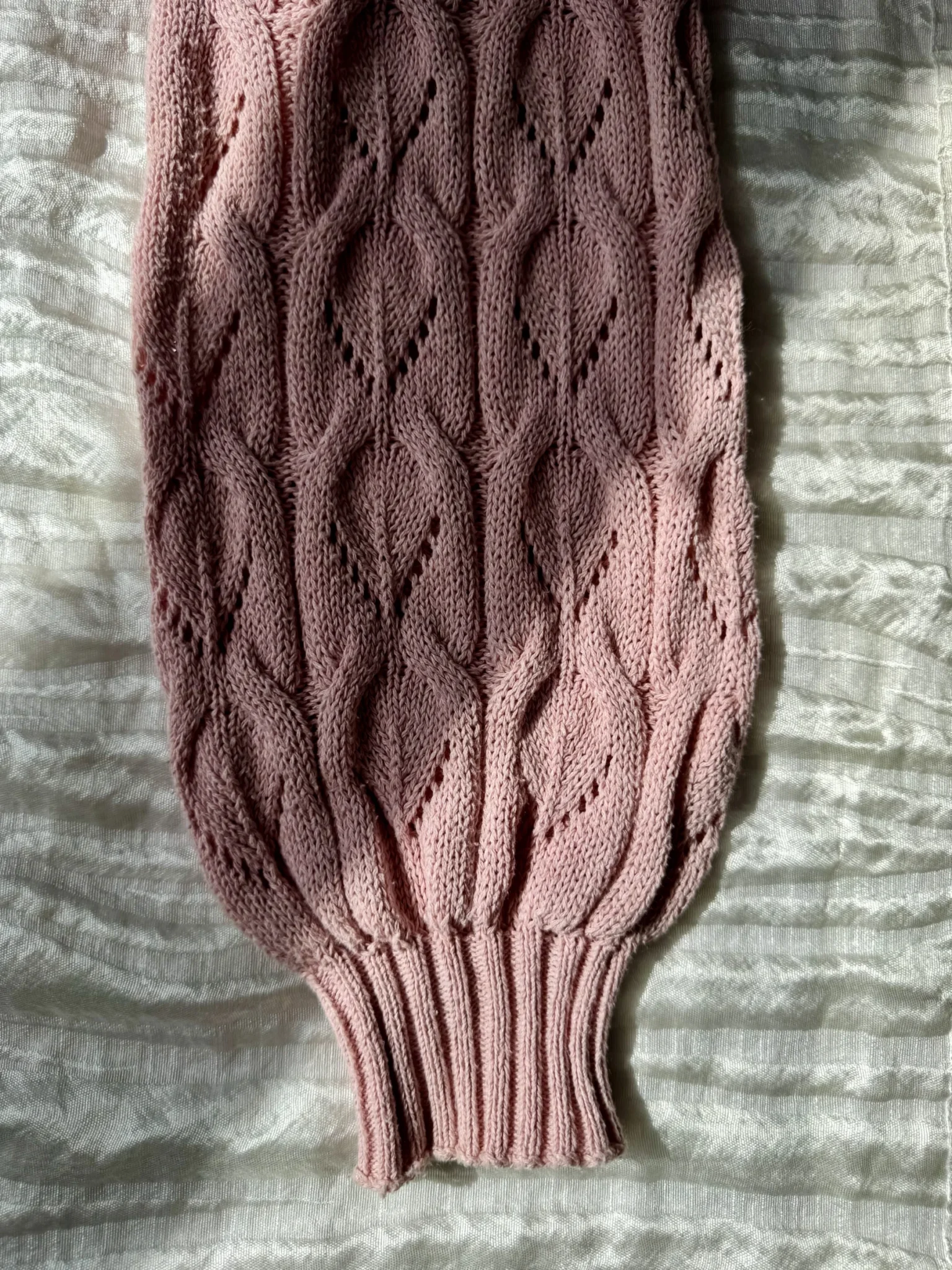 Image for Chandail  rose pastel en tricot ajouré col bateau – Taille M
