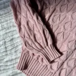 Thumbnail for Chandail  rose pastel en tricot ajouré col bateau – Taille M