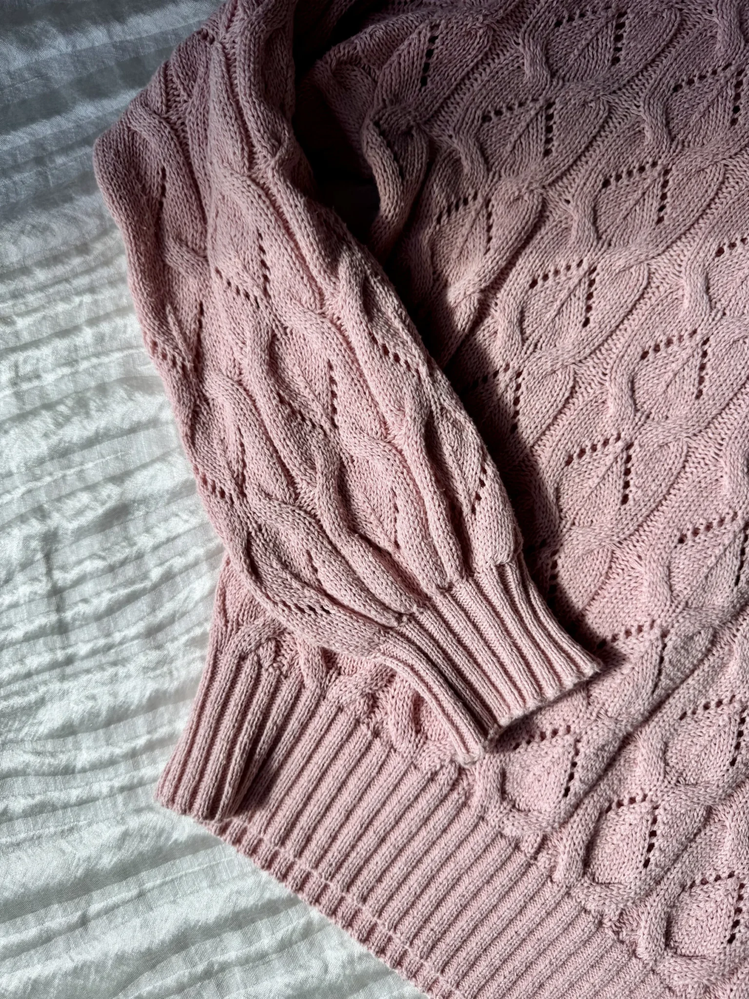 Image for Chandail  rose pastel en tricot ajouré col bateau – Taille M