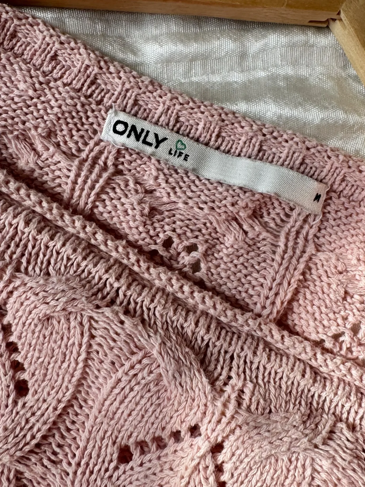 Image for Chandail  rose pastel en tricot ajouré col bateau – Taille M