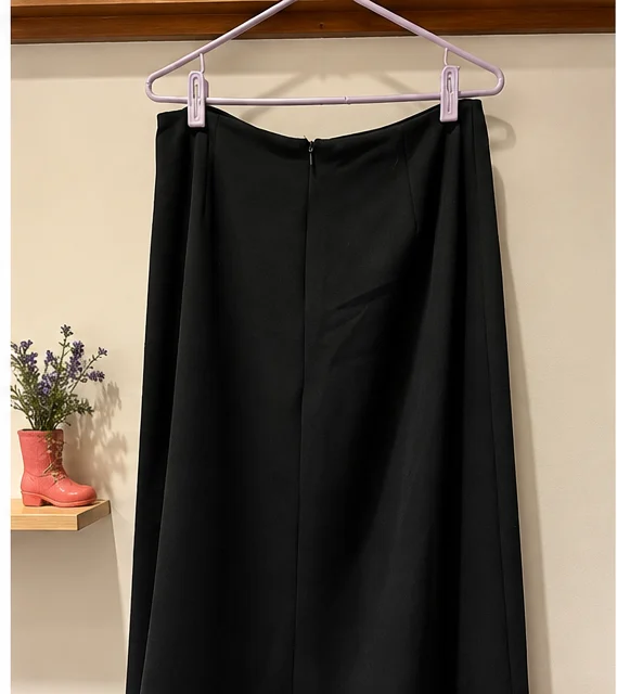 Image for Sport Collection | Jupe noire asymétrique – Taille 10 – Fabriquée au Canada