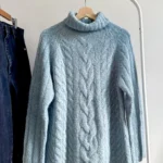 Featured thumbnail for Pull chaud en tricot torsadé bleu pâle à col roulé fuzzy vintage y2k medium