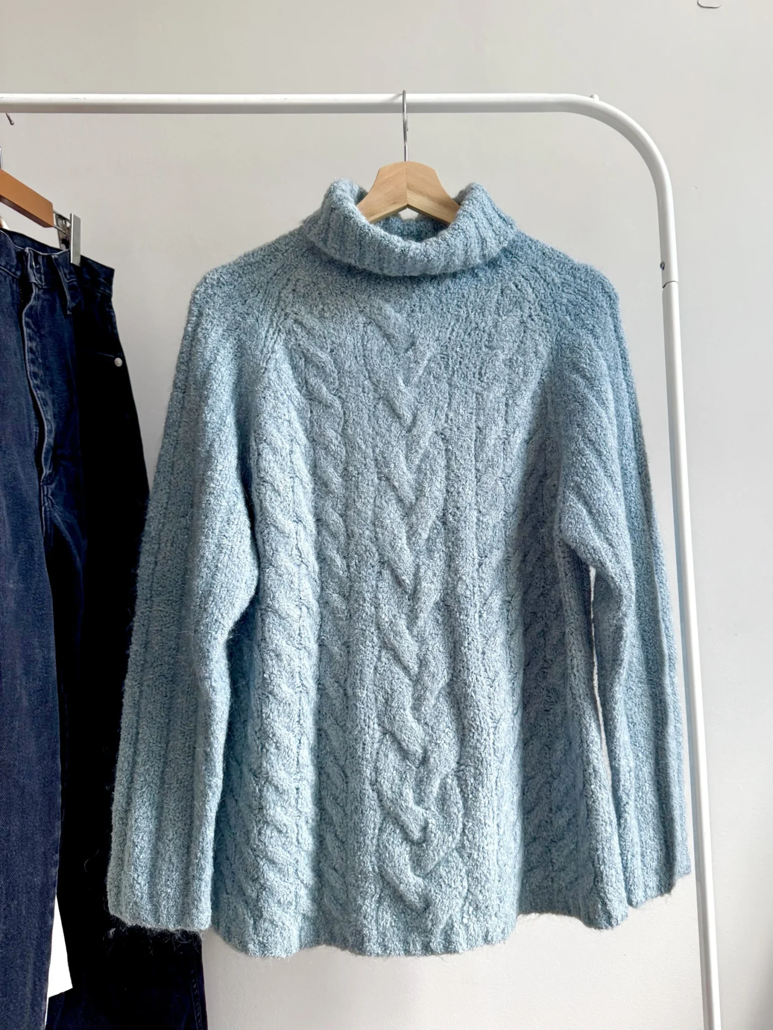 Featured image for Pull chaud en tricot torsadé bleu pâle à col roulé fuzzy vintage y2k medium