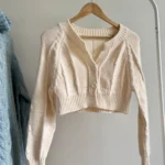 Featured thumbnail for Cardigan court en tricot torsadé crème Y2K – Style chunky & écourté
