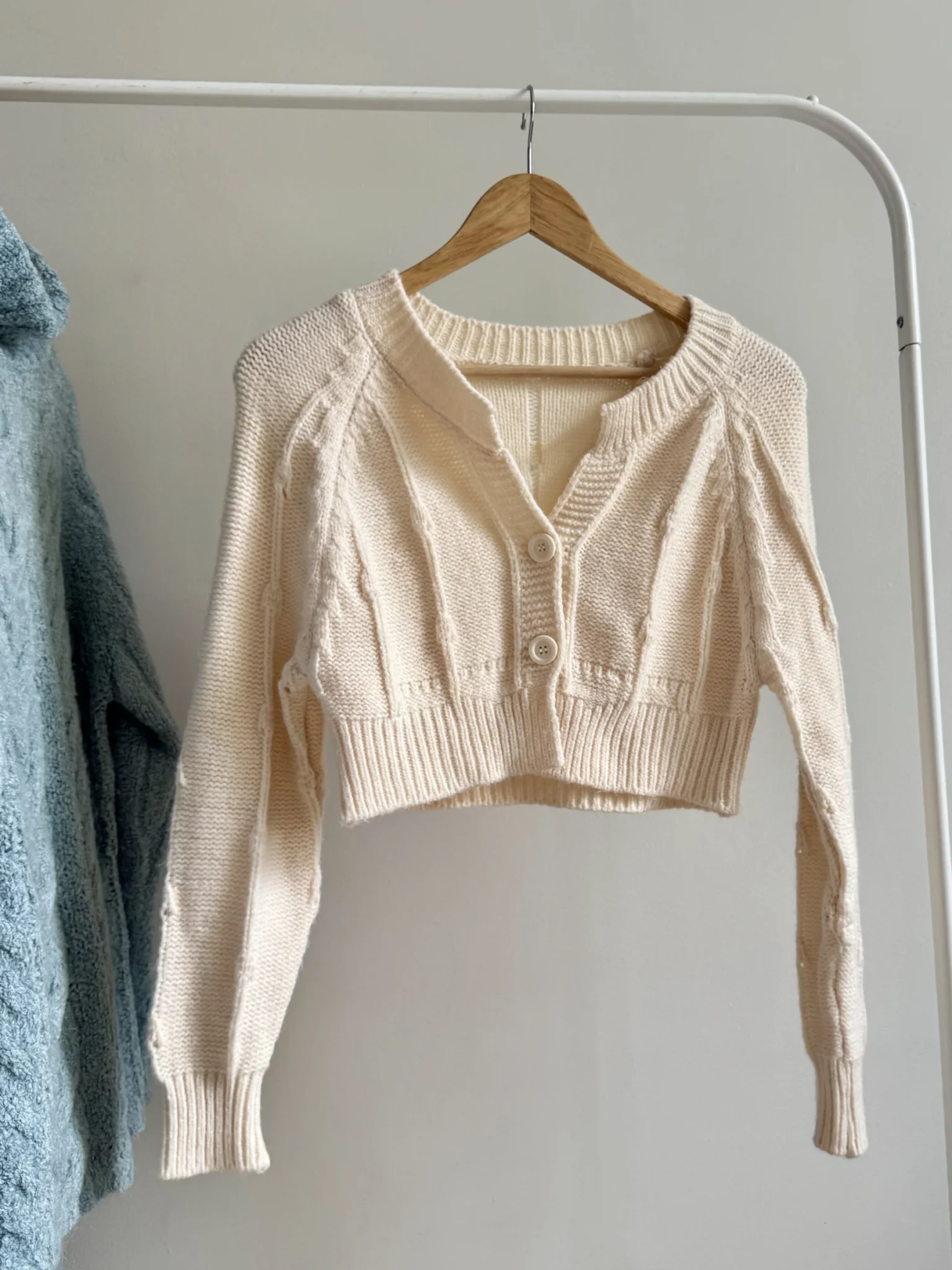 Featured image for Cardigan court en tricot torsadé crème Y2K – Style chunky & écourté
