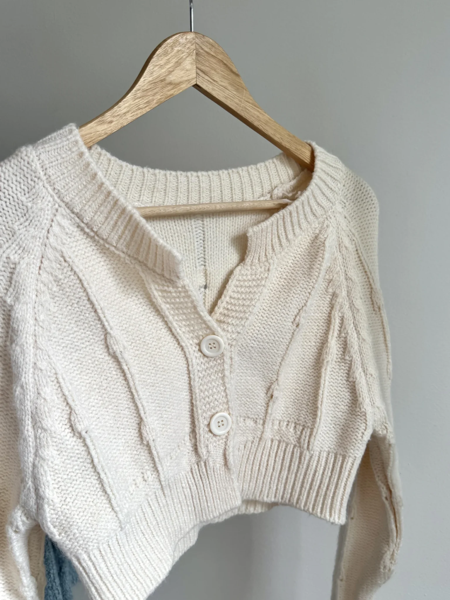 Image for Cardigan court en tricot torsadé crème Y2K – Style chunky & écourté