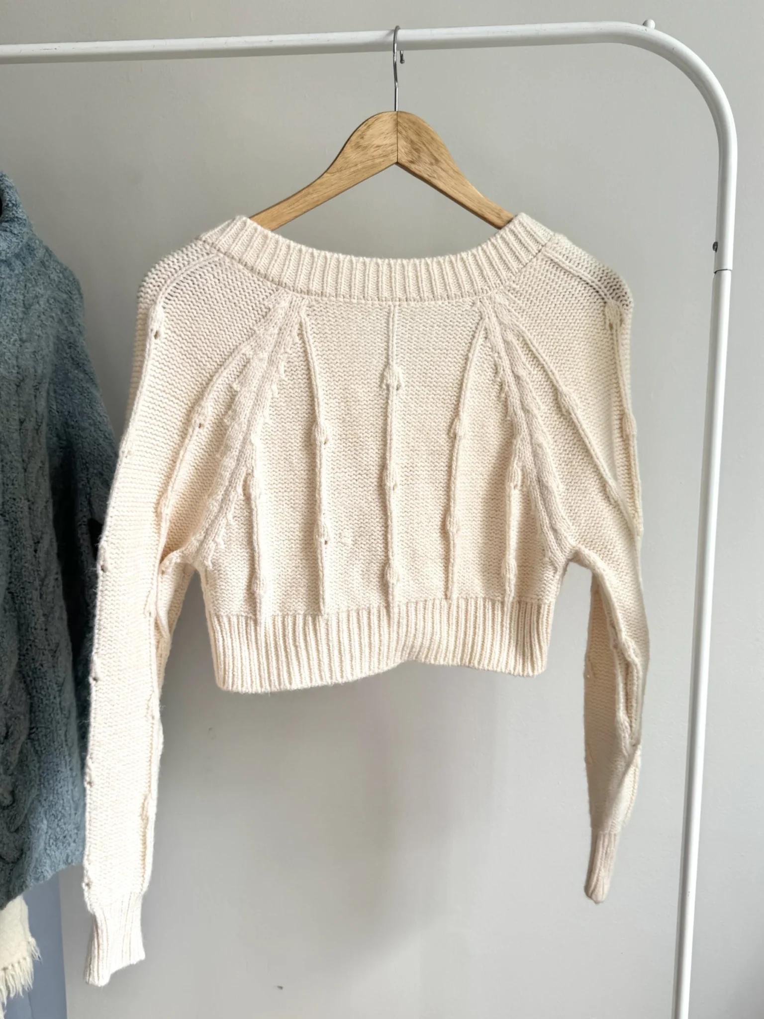 Image for Cardigan court en tricot torsadé crème Y2K – Style chunky & écourté