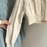Thumbnail for Cardigan court en tricot torsadé crème Y2K – Style chunky & écourté