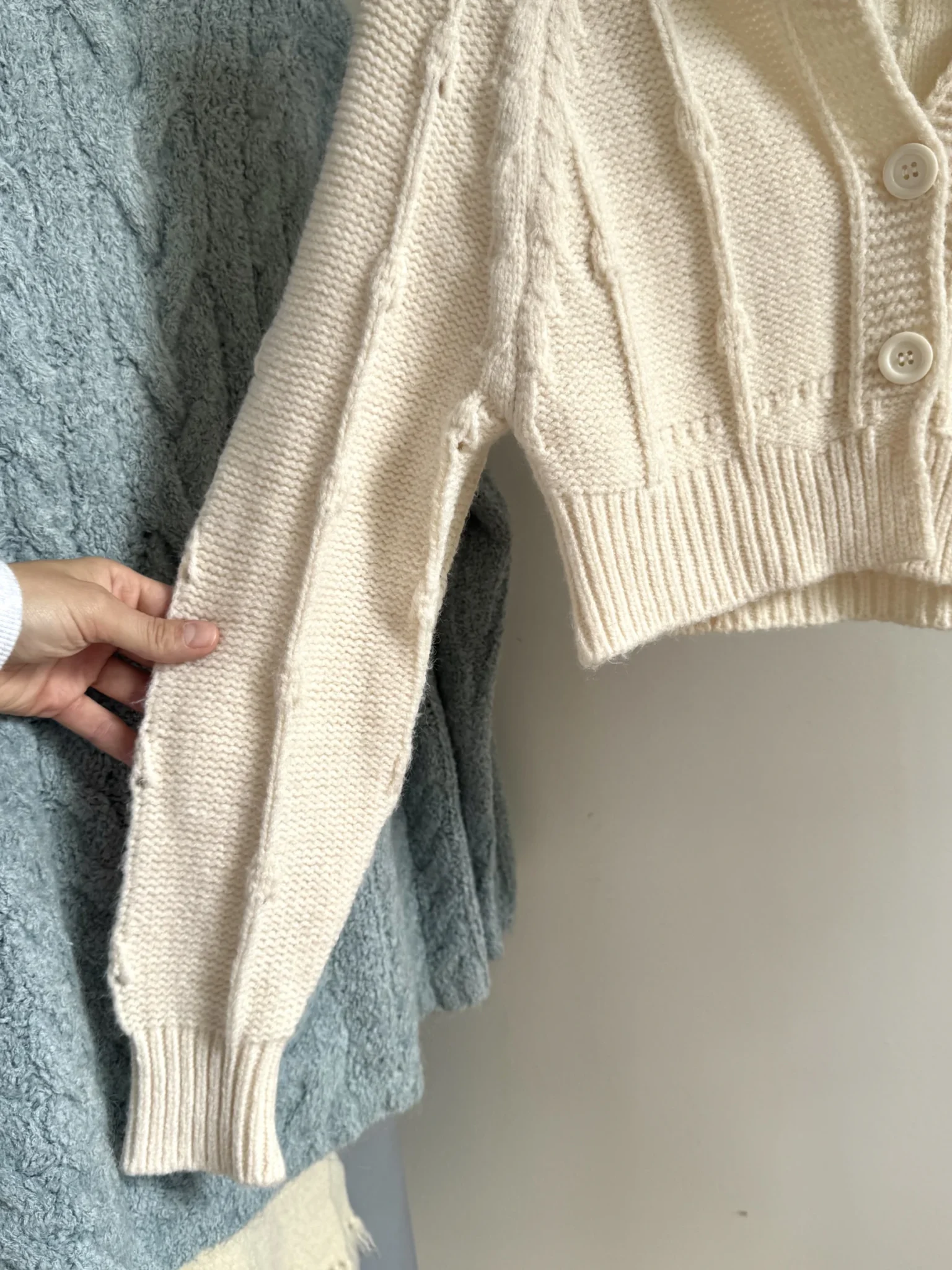 Image for Cardigan court en tricot torsadé crème Y2K – Style chunky & écourté