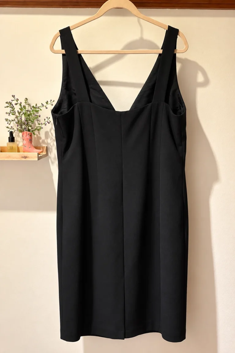 Image for Principles | Robe noire sans manches à encolure en V – Taille 20 / Euro 48