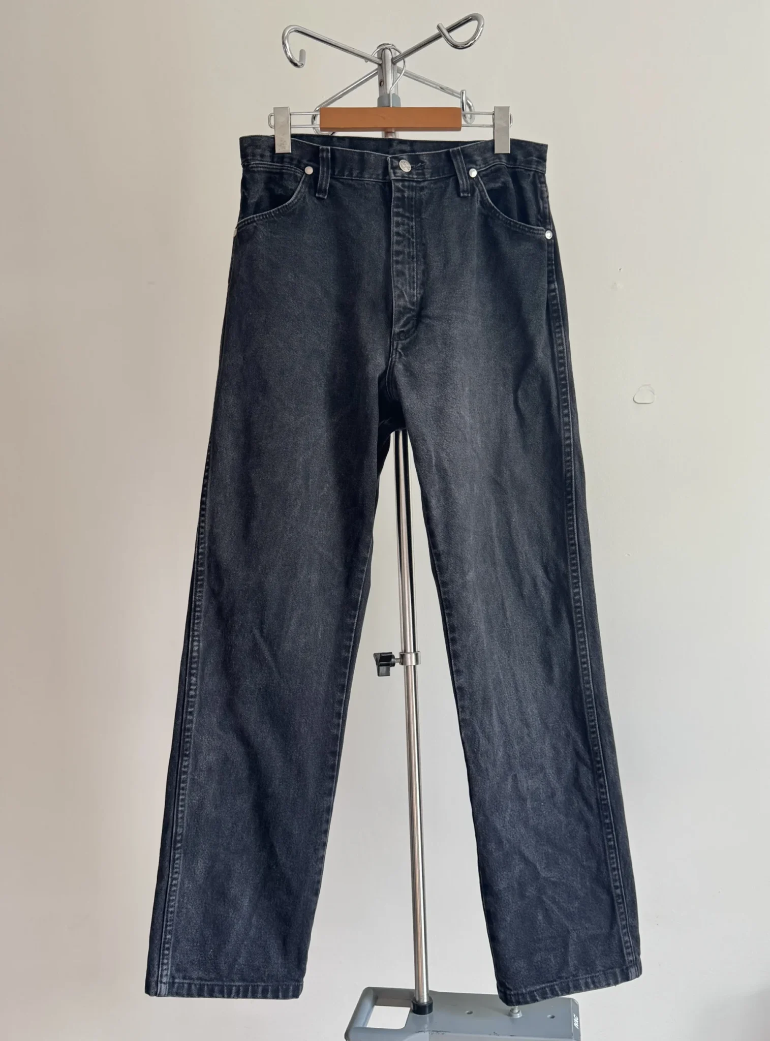 Featured image for Jeans Wrangler 14MWZWK Cowboy Cut Noir Jambe Droite