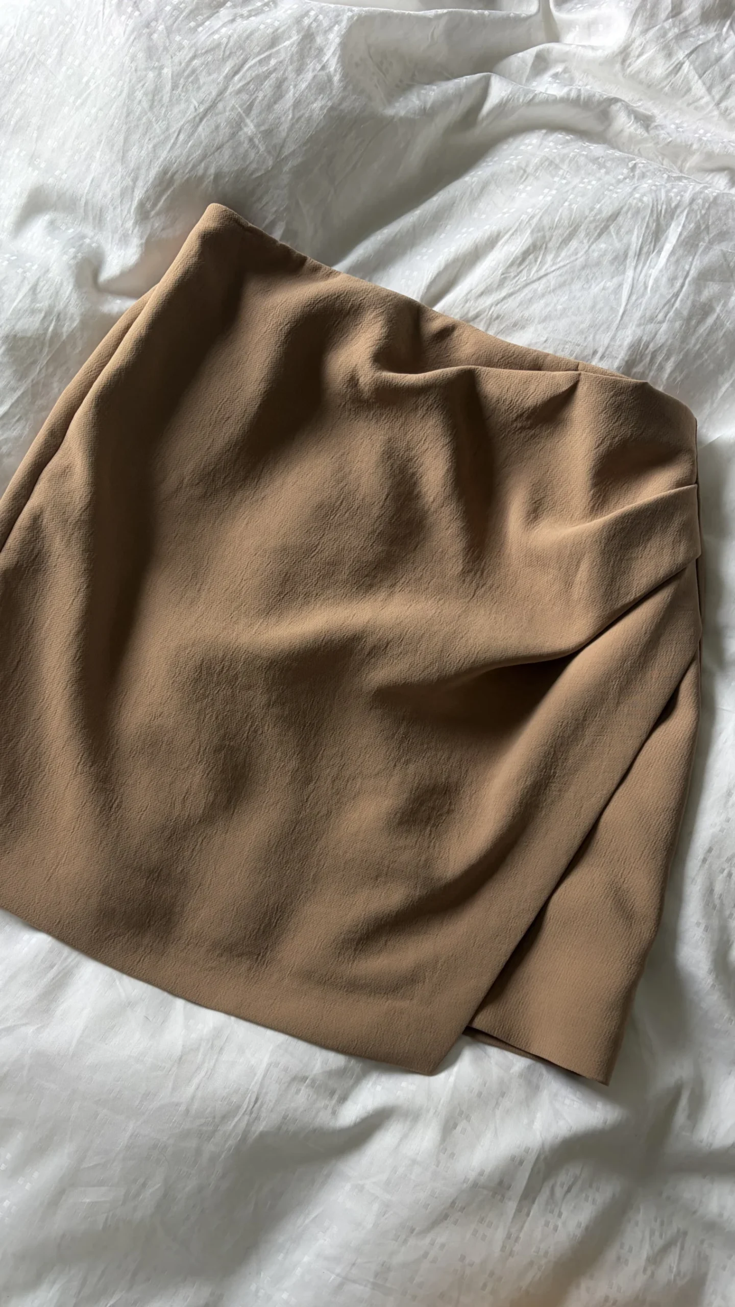 Aritzia crepe skirt Aritzia seconde main