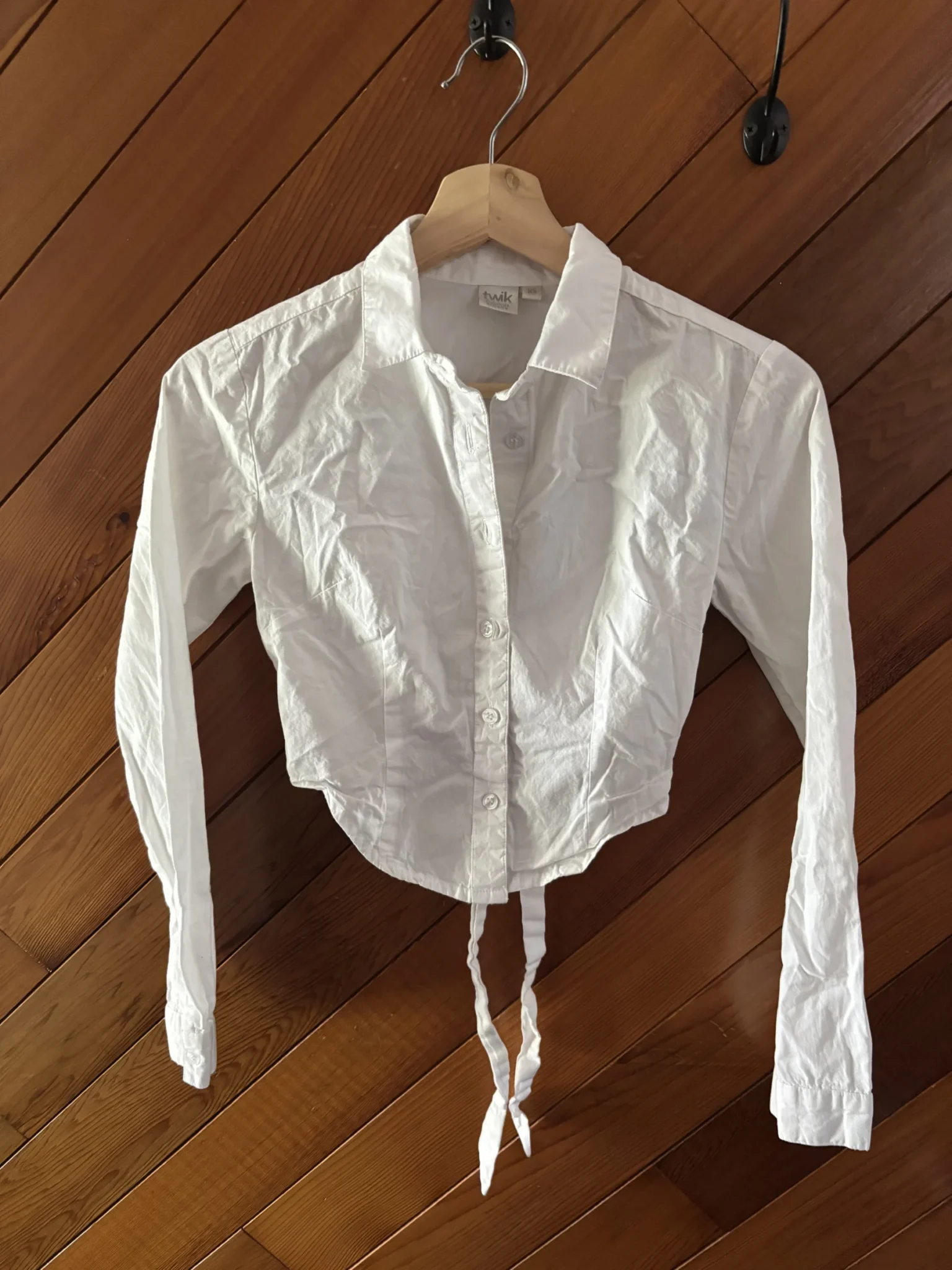 Featured image for Chemise crop top avec boucle dans le dos
