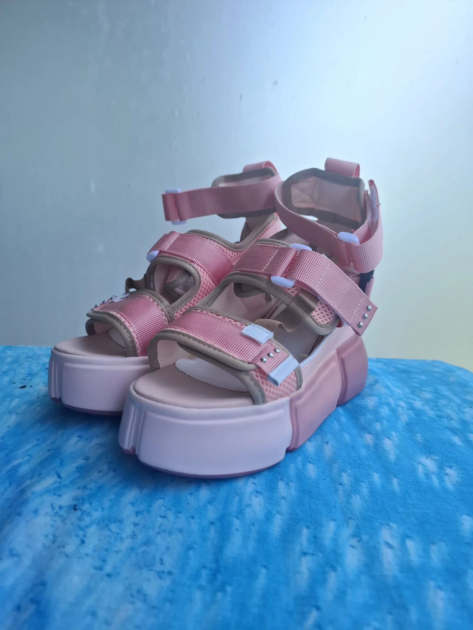 Featured image for Sandales rose à plate forme