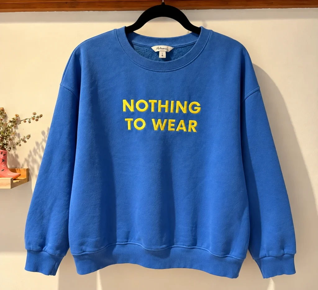 Featured image for Chandail molletonné bleu à message brodé – Taille L/G