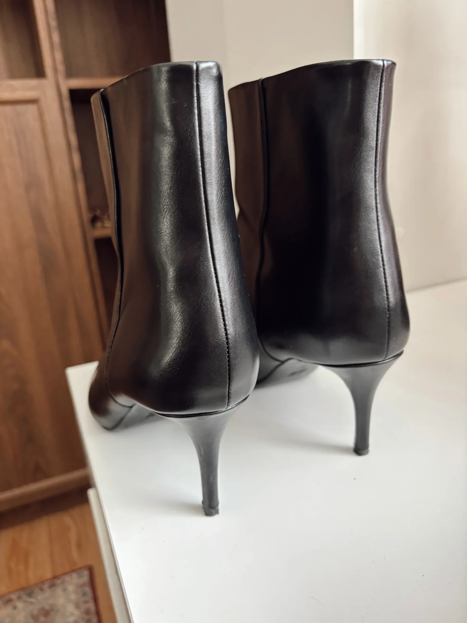 Image for Black pointed-toe H&M ankle boots – Size 9