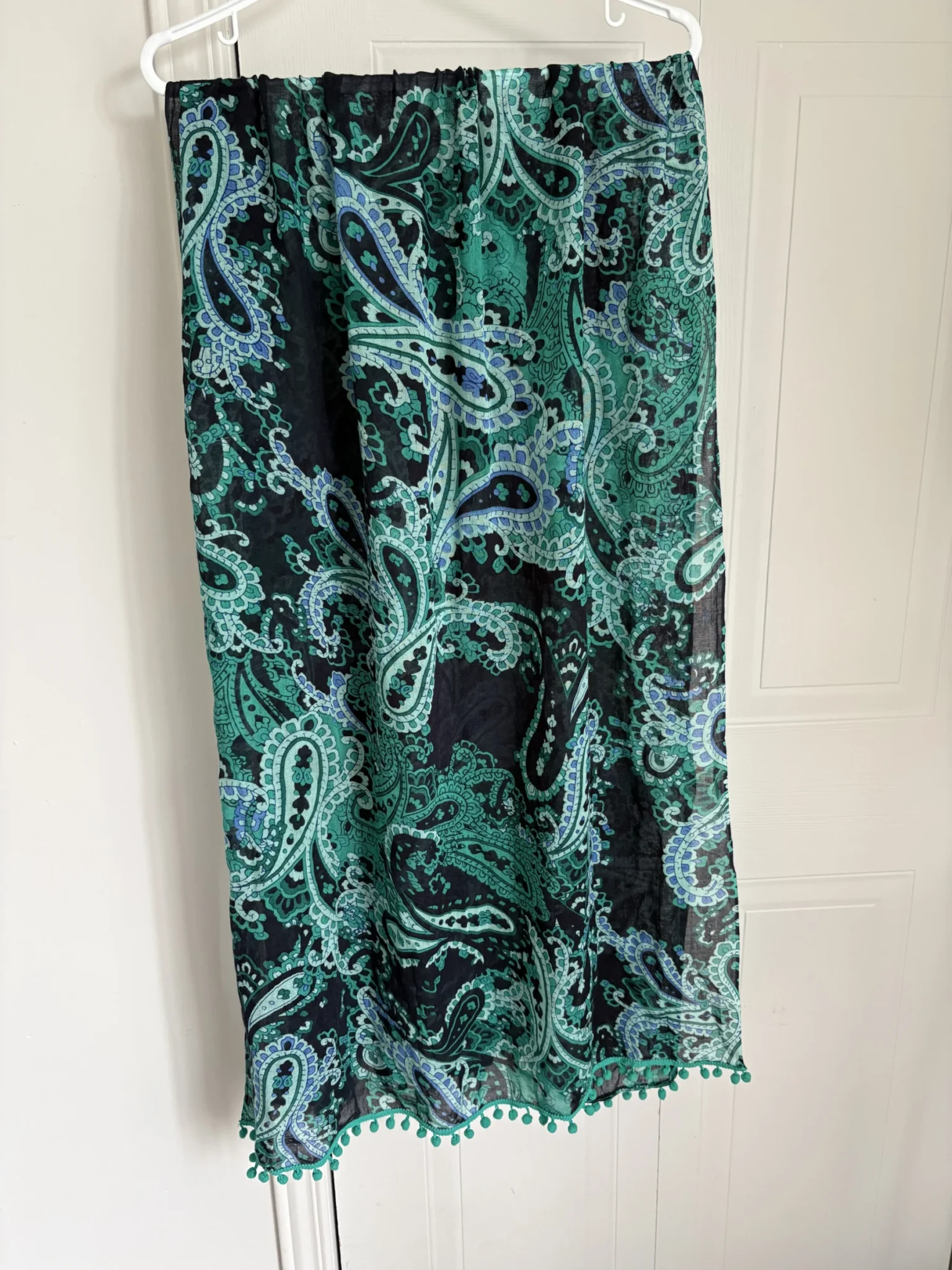 Featured image for Scarf with a paisley pattern