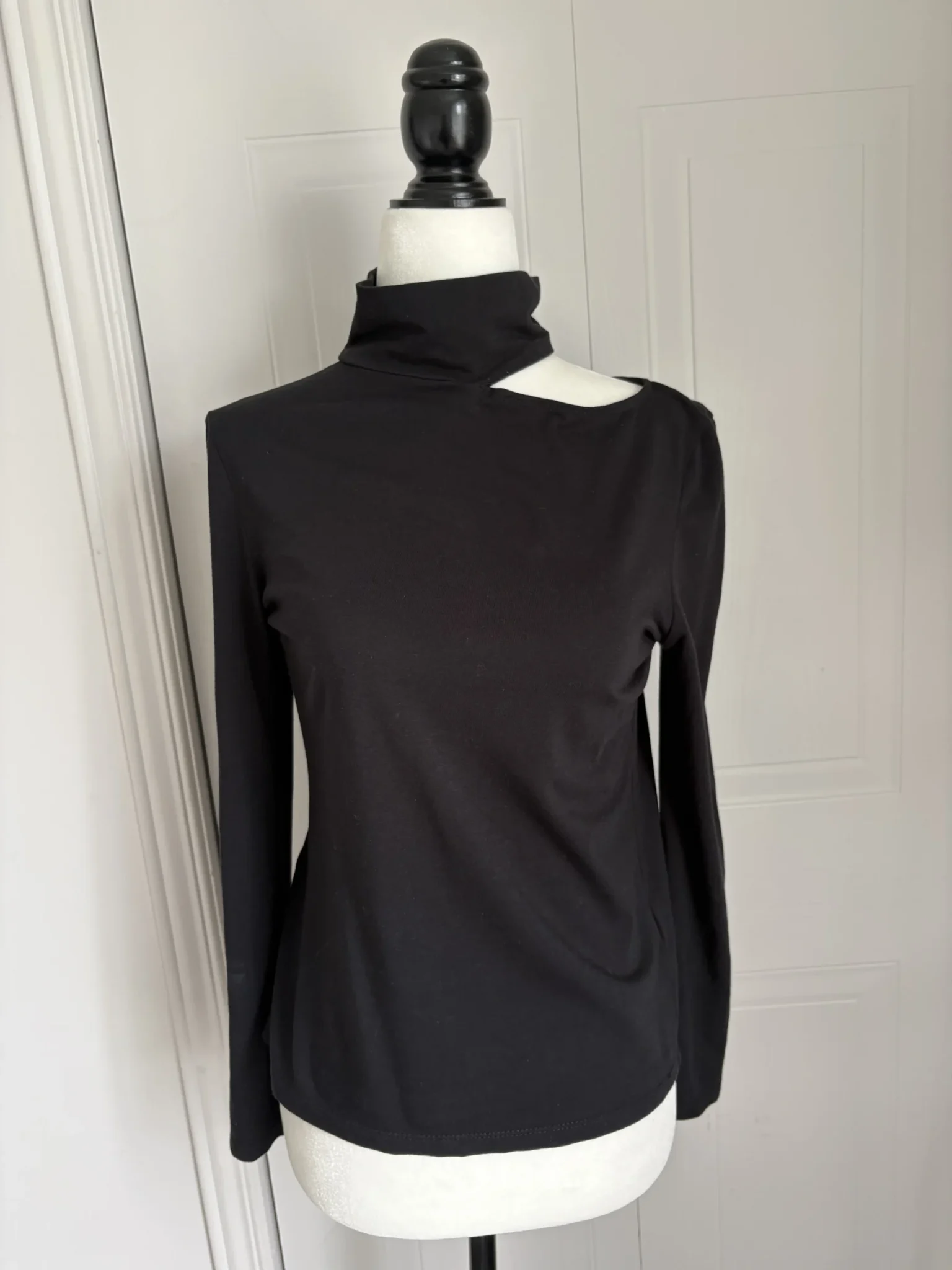 Featured image for Sweater with an opening at the shoulder