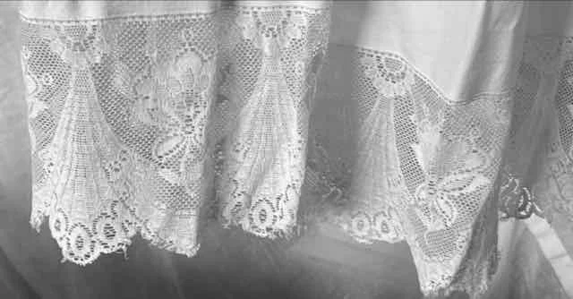 Image for Jupe longue et large, blanche, volant à dentelle - VINTAGE