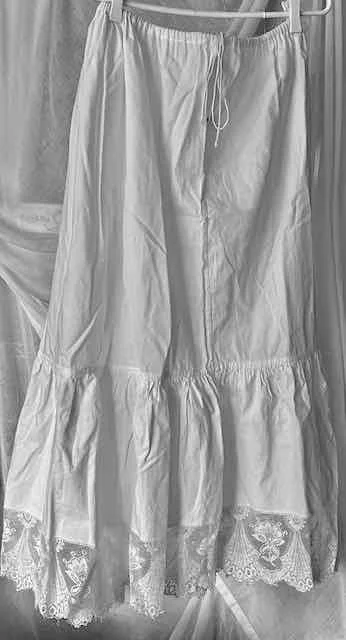 Image for Jupe longue et large, blanche, volant à dentelle - VINTAGE