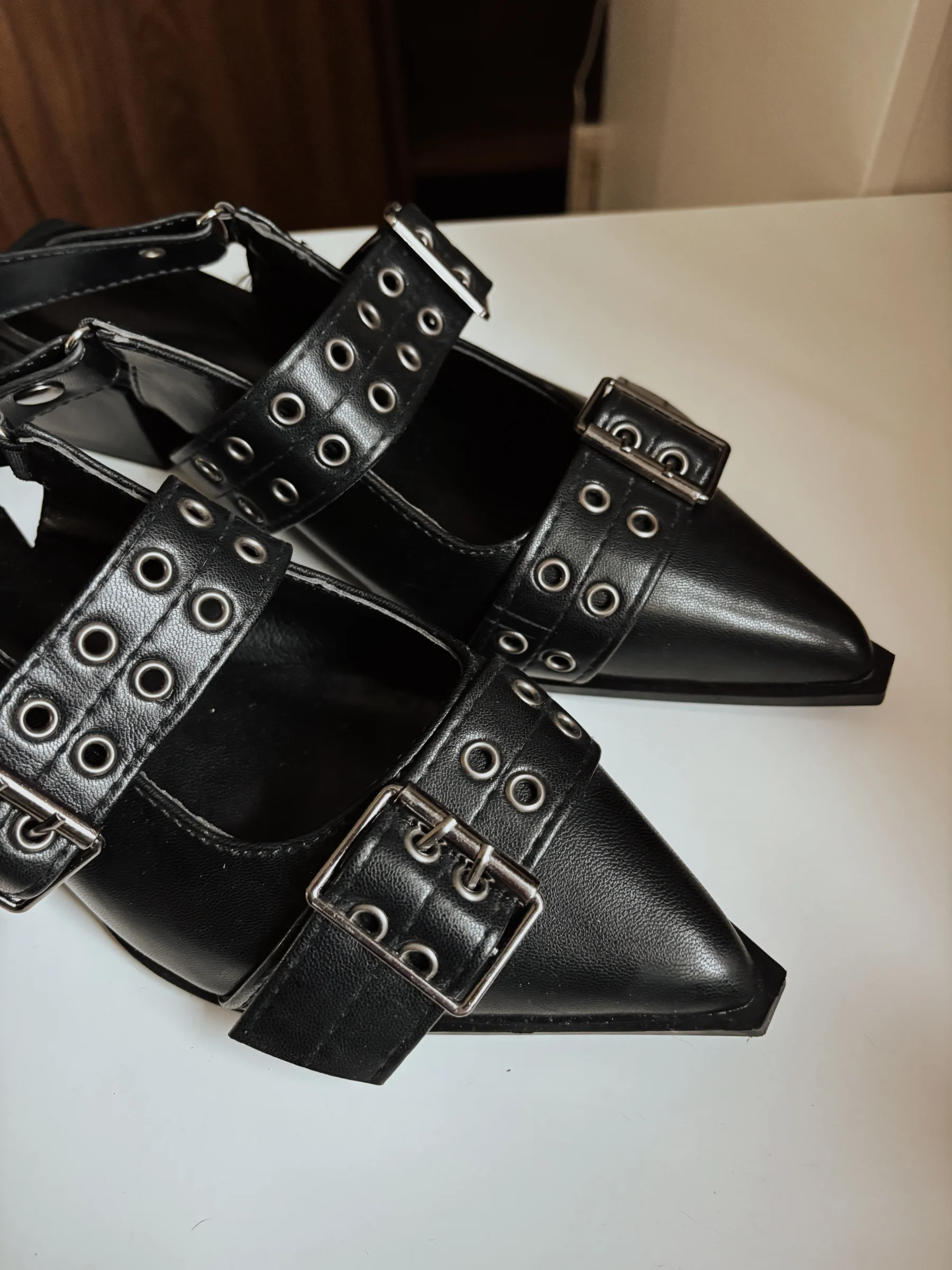 Black pointed-toe slingback-style shoes *Other seconde main
