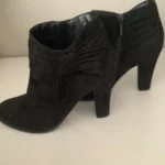 Featured thumbnail for Bottes courtes d’intérieur avec fermeture sur le côté