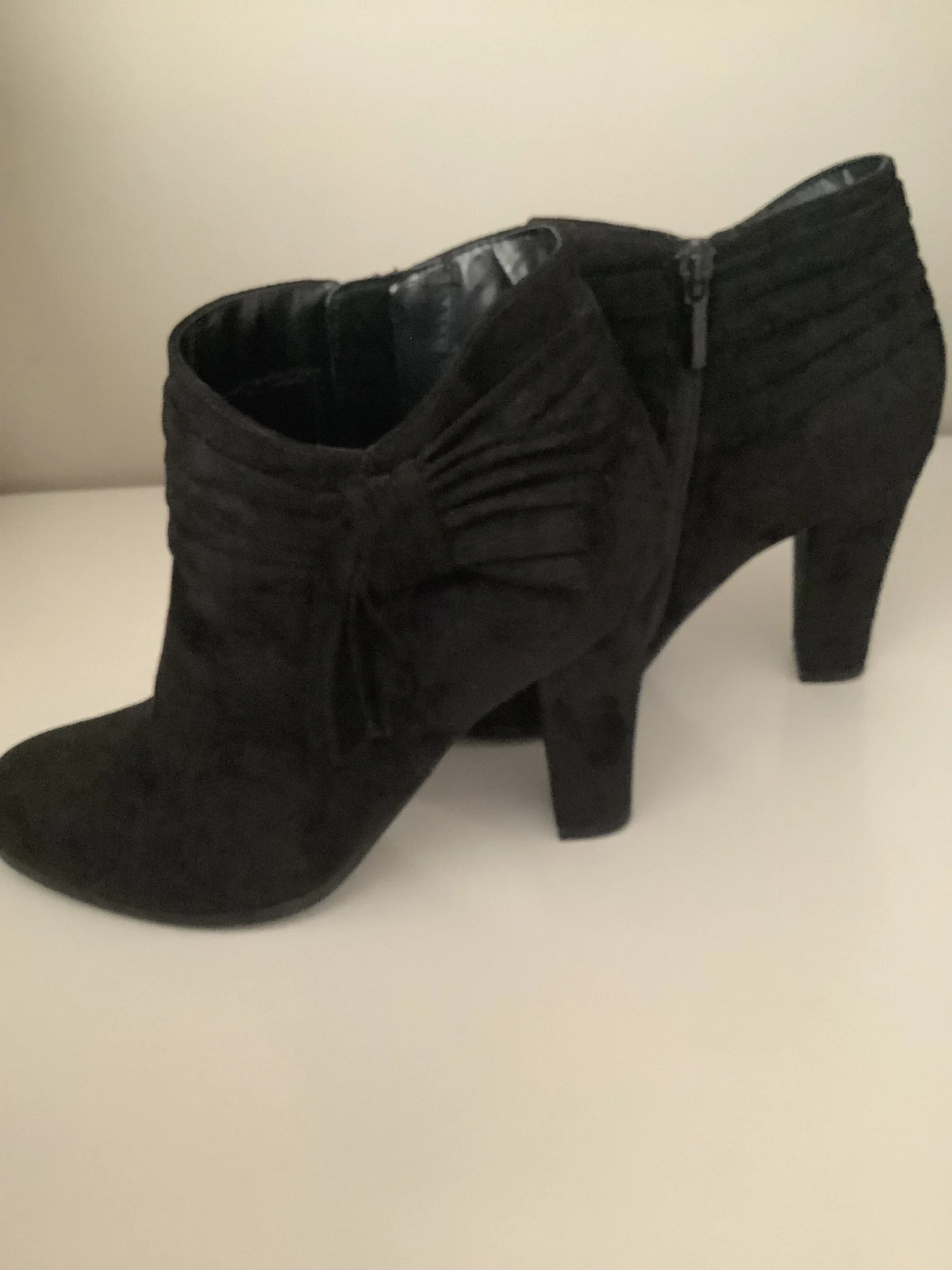Featured image for Bottes courtes d’intérieur avec fermeture sur le côté