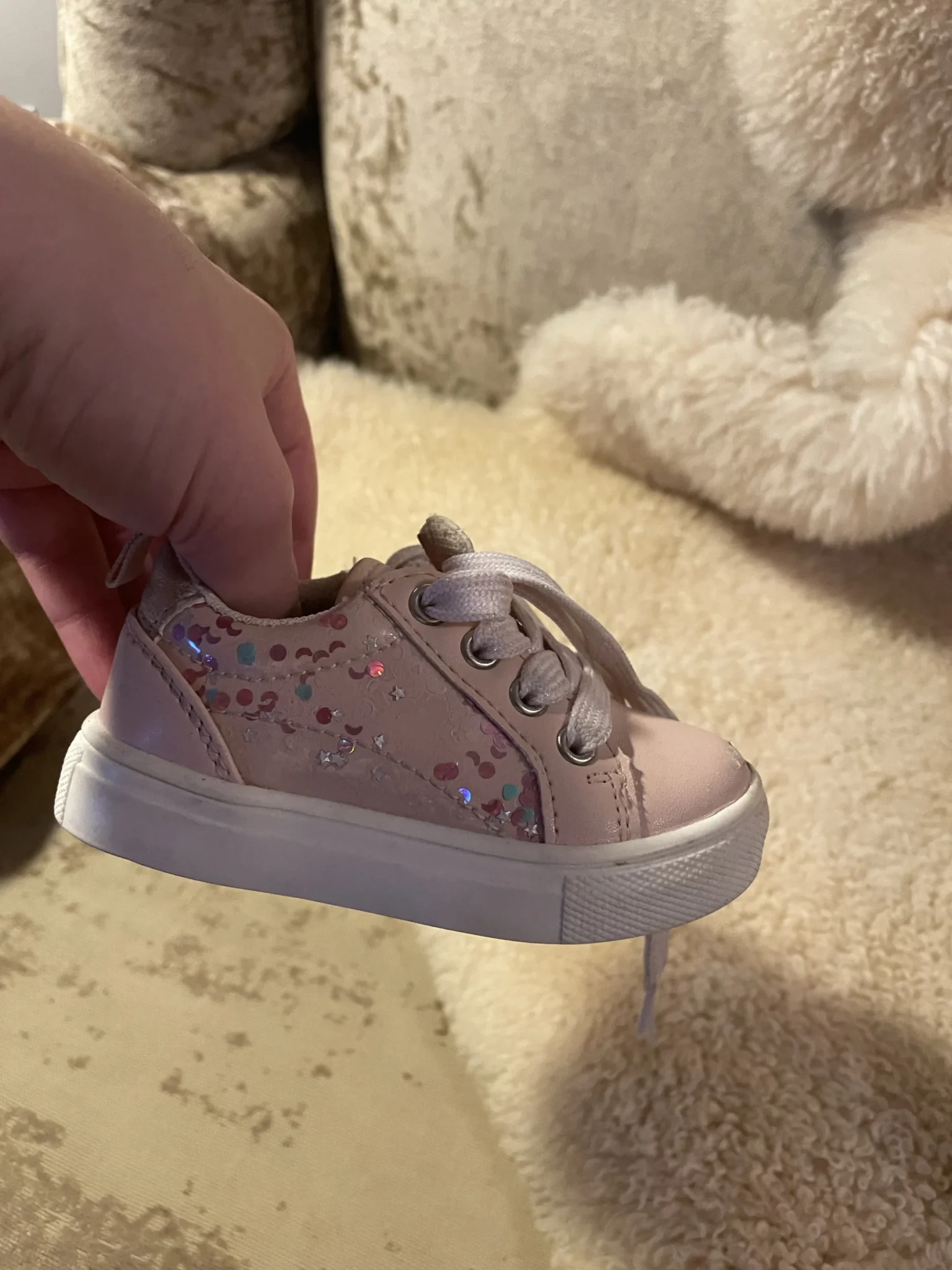 Featured image for Flat running shoes for babies with a side zip