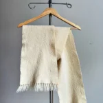 Featured thumbnail for Foulard / Écharpe Vintage Crème  en Laine vierge des années 70