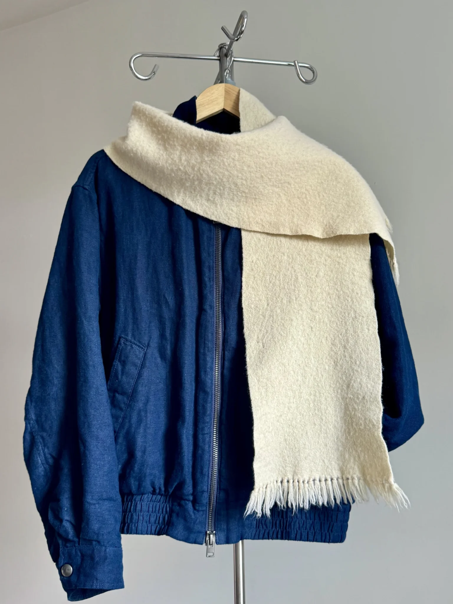 Image for Foulard / Écharpe Vintage Crème  en Laine vierge des années 70
