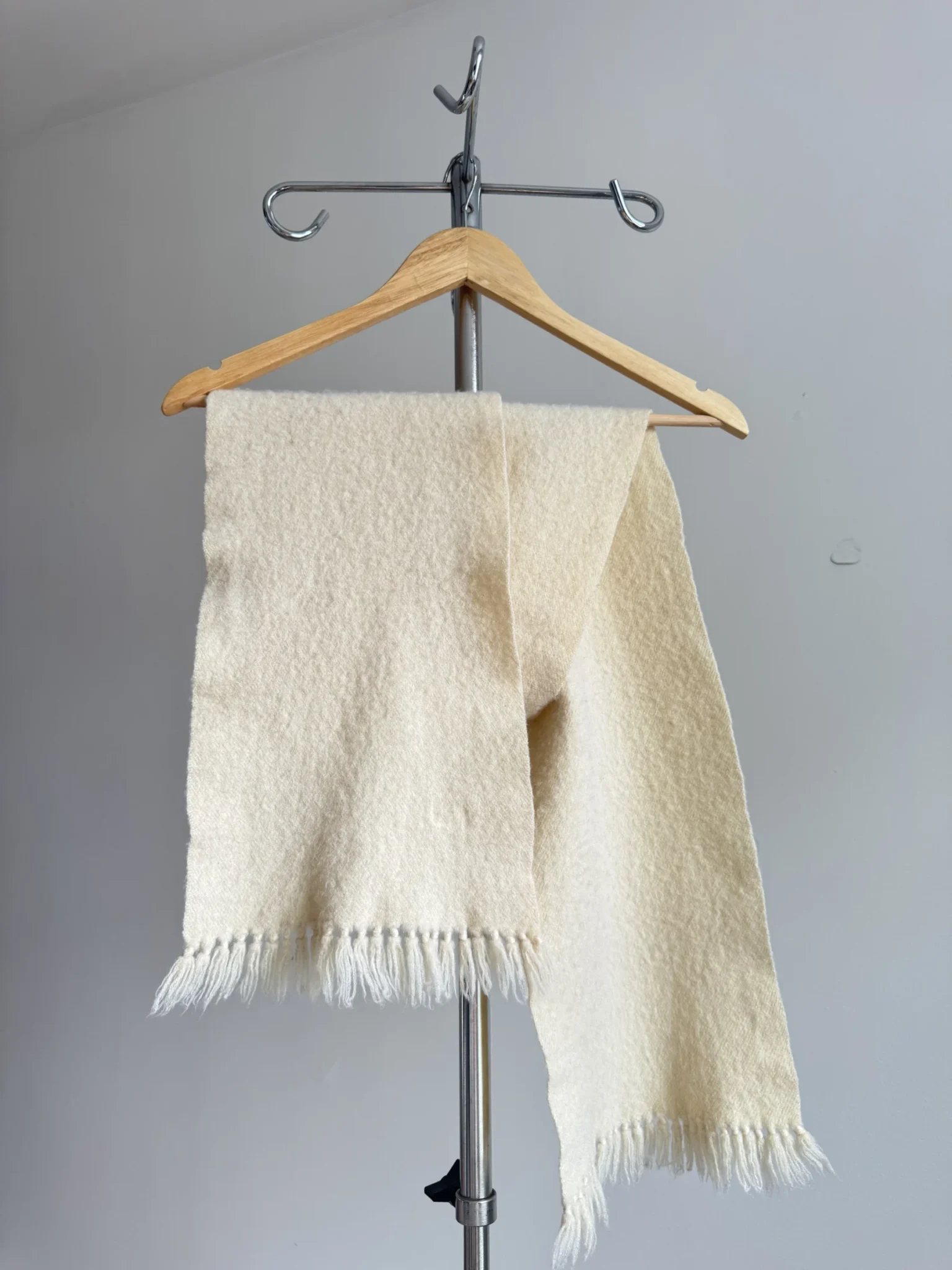 Image for Foulard / Écharpe Vintage Crème  en Laine vierge des années 70