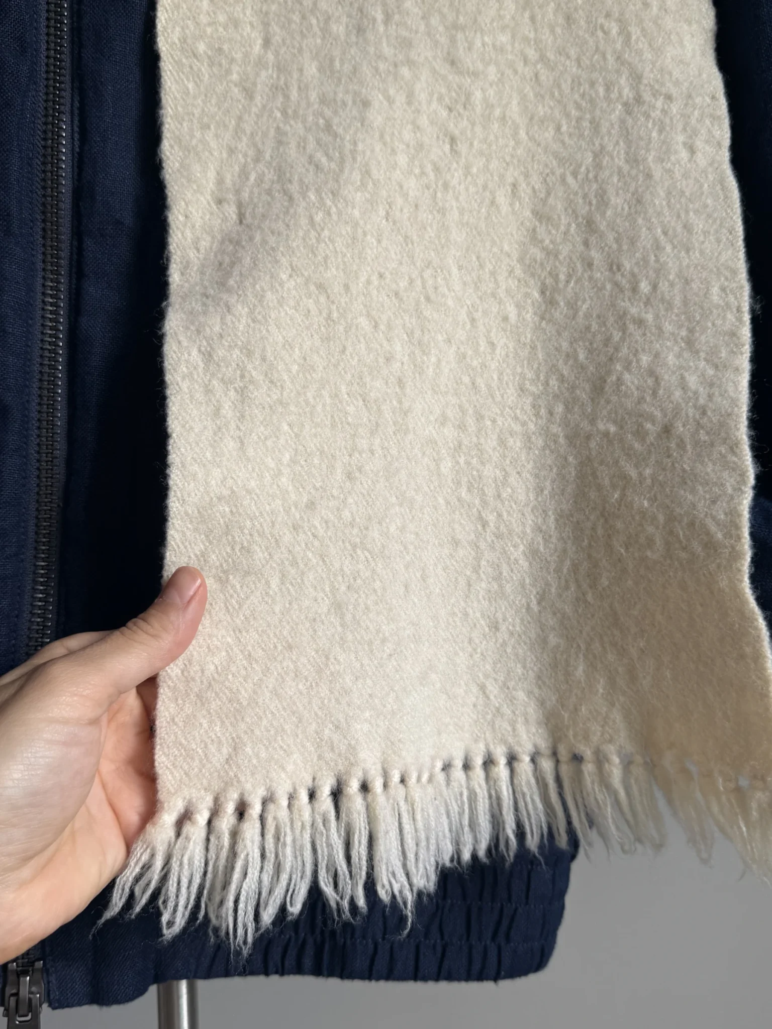 Image for Foulard / Écharpe Vintage Crème  en Laine vierge des années 70