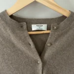 Thumbnail for Cardigan en cachemire - Aritzia | Nomad taupe XS