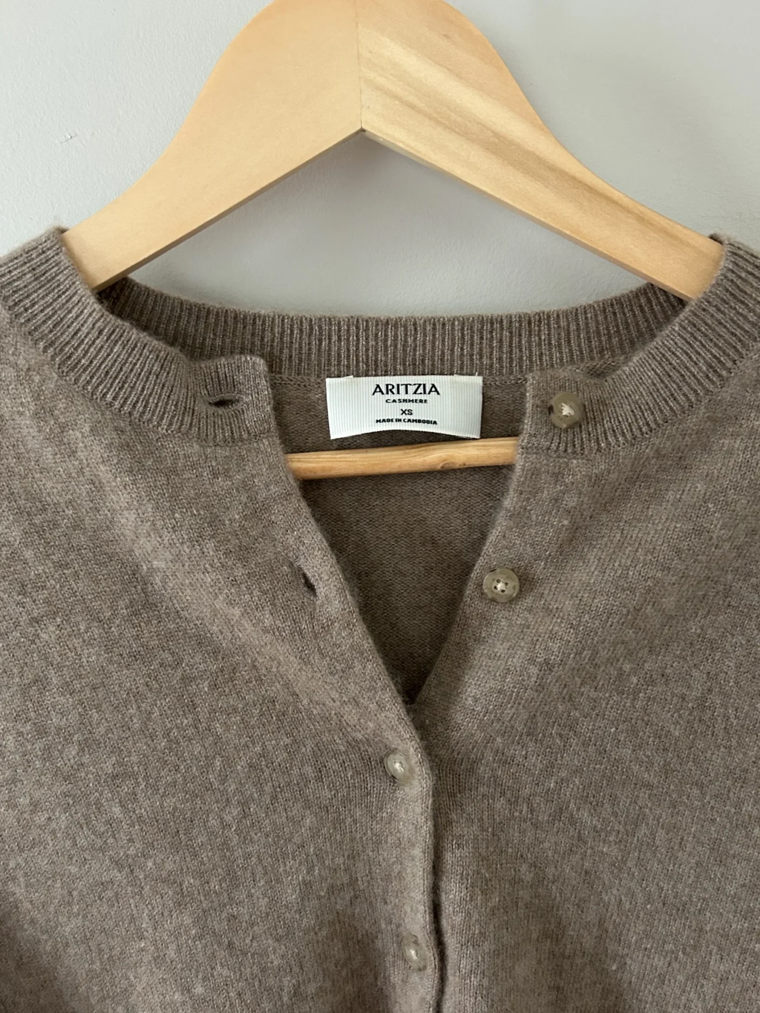 Image for Cardigan en cachemire - Aritzia | Nomad taupe XS