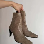 Featured thumbnail for Bottes vintage Y2K beige sable bout carré à fermeture éclair arrière