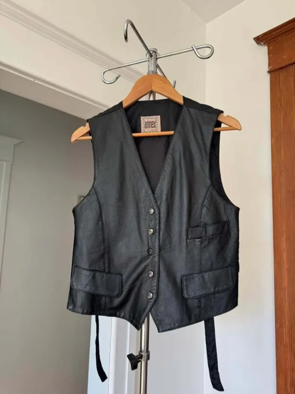 Featured image for Veste sans manchesvintage classique en cuir style smoking noir avec dos satin
