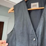 Thumbnail for Veste sans manchesvintage classique en cuir style smoking noir avec dos satin
