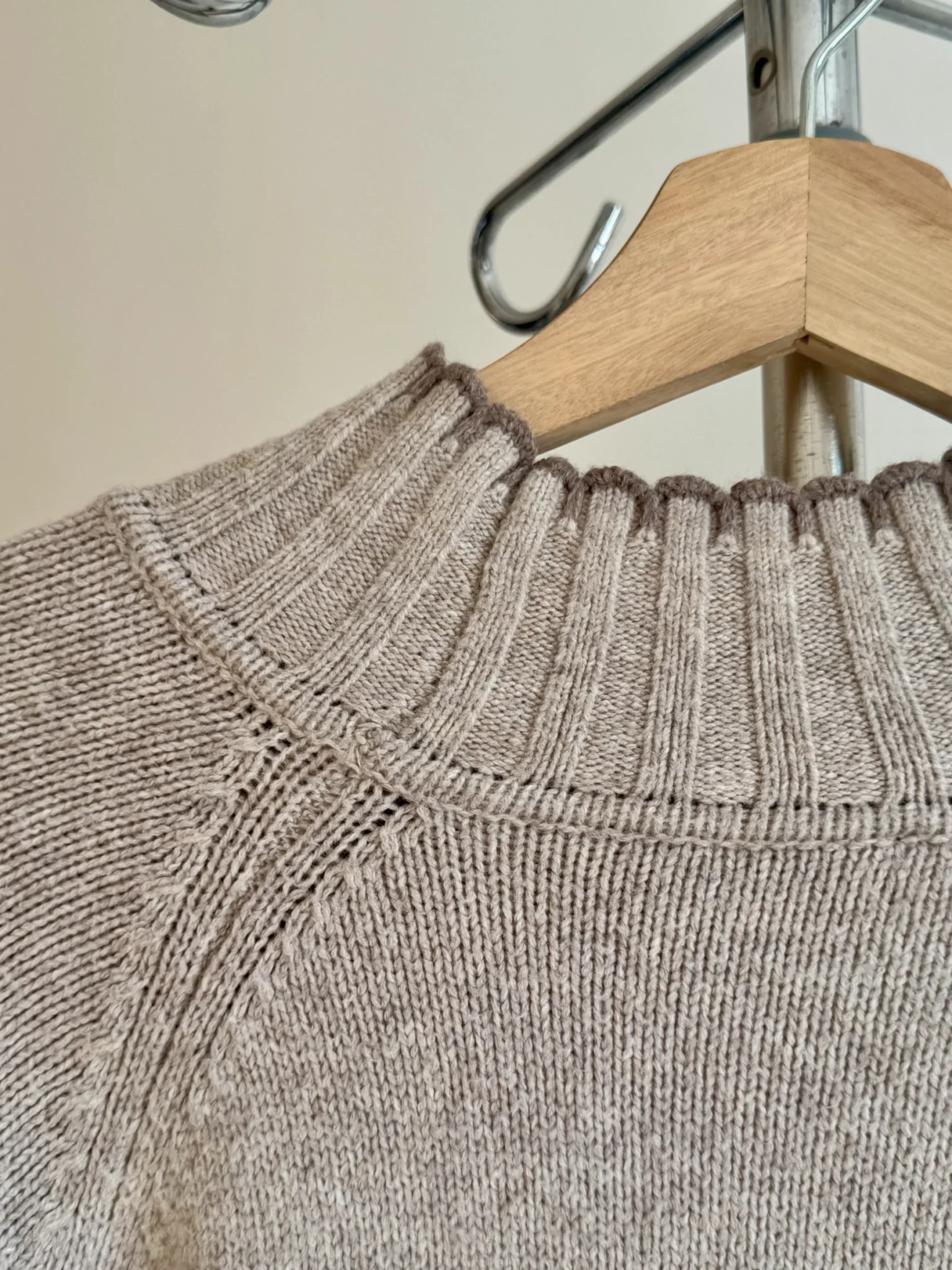 Image for Chandail en tricot à col montant côtelé beige Gap