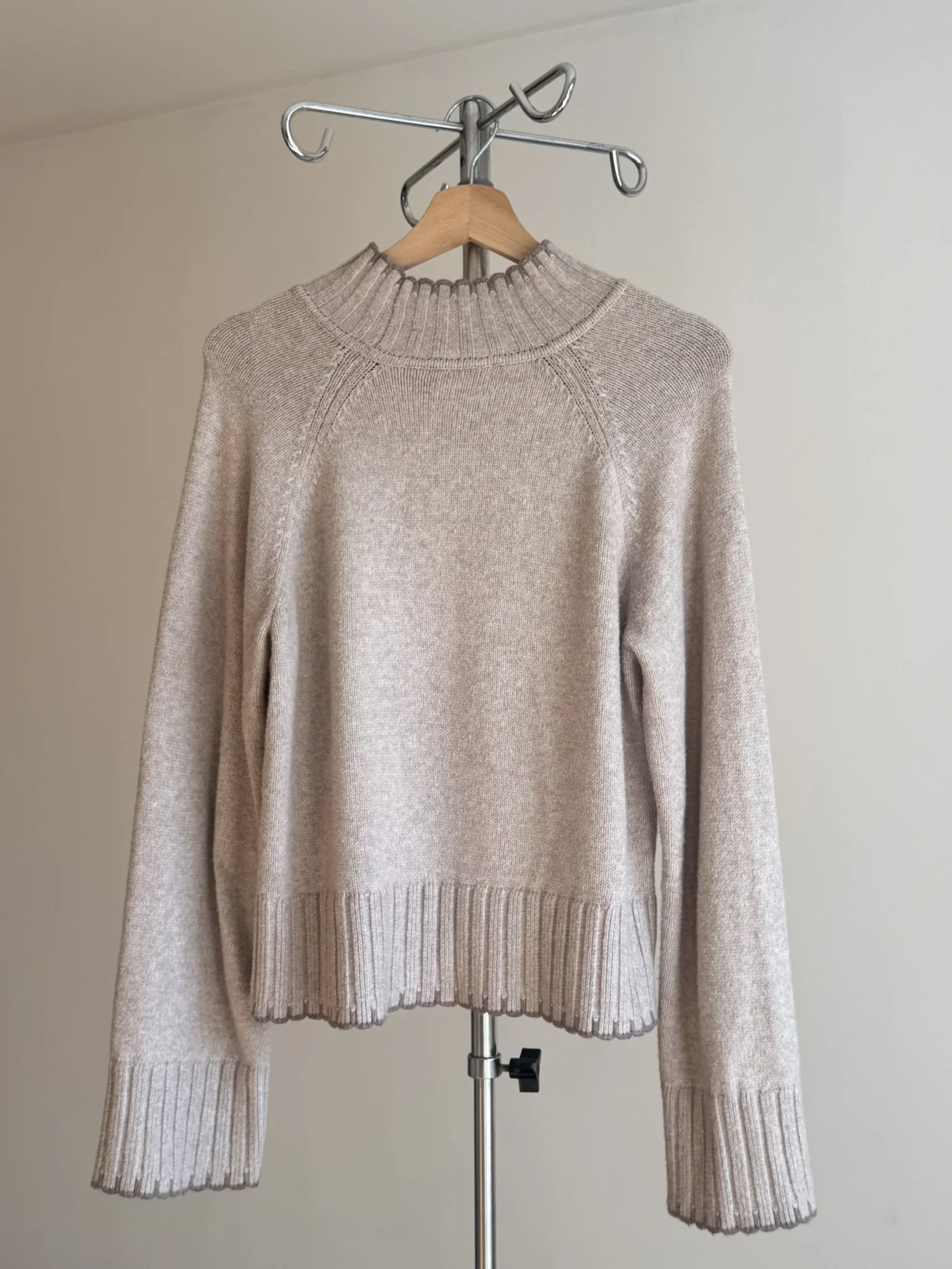Image for Chandail en tricot à col montant côtelé beige Gap
