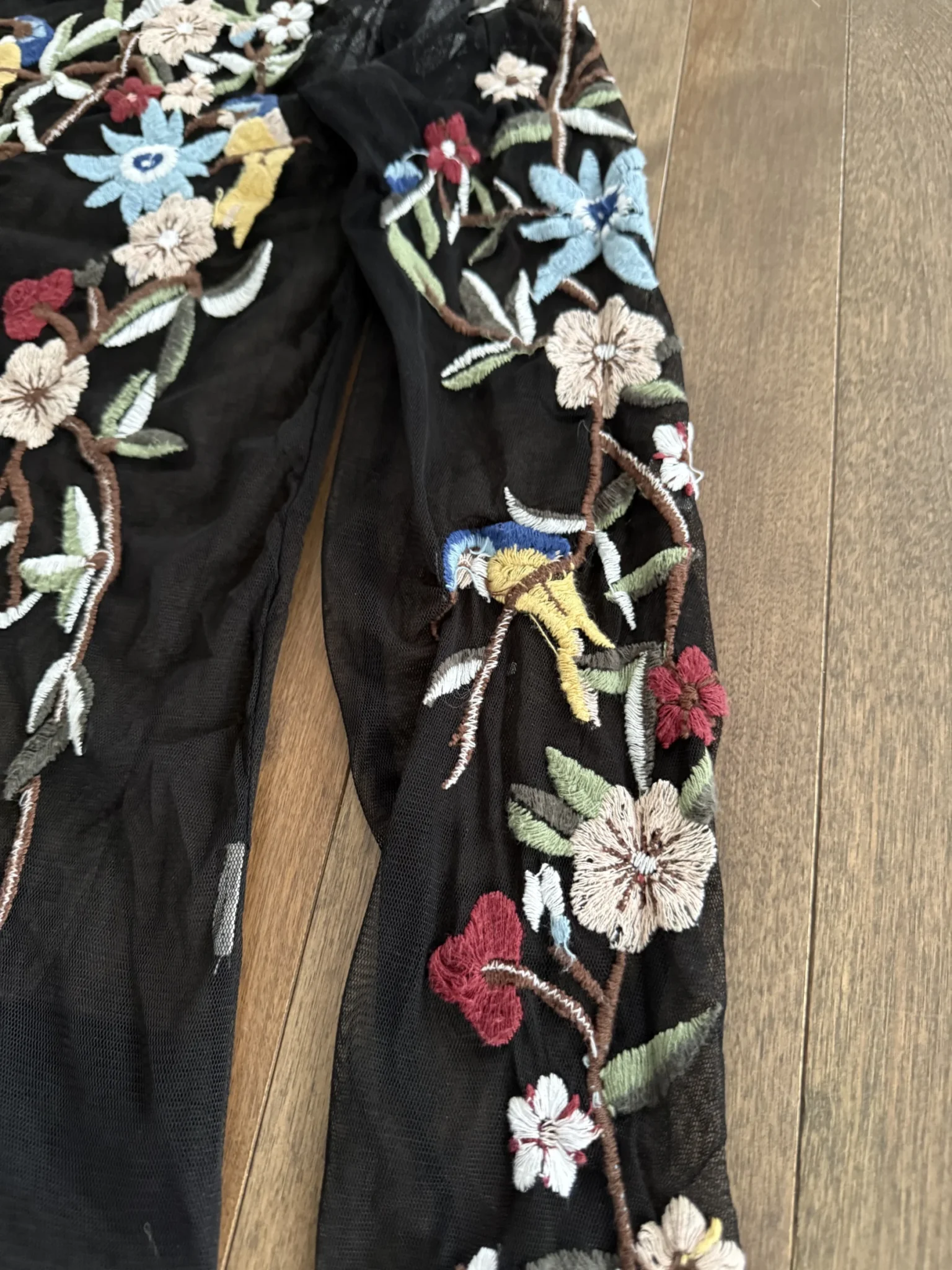Image for ZARA – Black sheer jumper embroidered with flowers and hummingbirds (size M, Women’s)