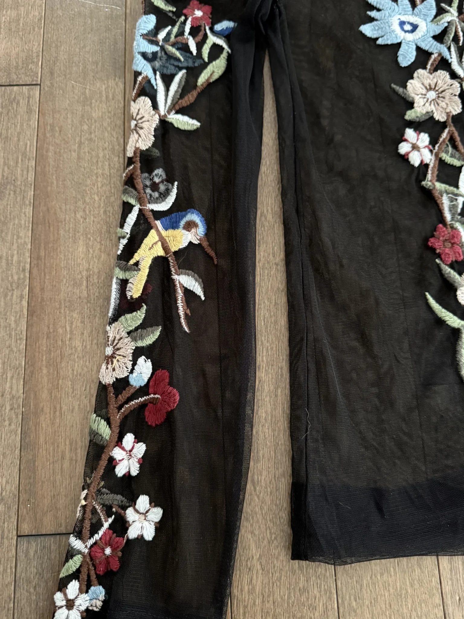Image for ZARA – Black sheer jumper embroidered with flowers and hummingbirds (size M, Women’s)