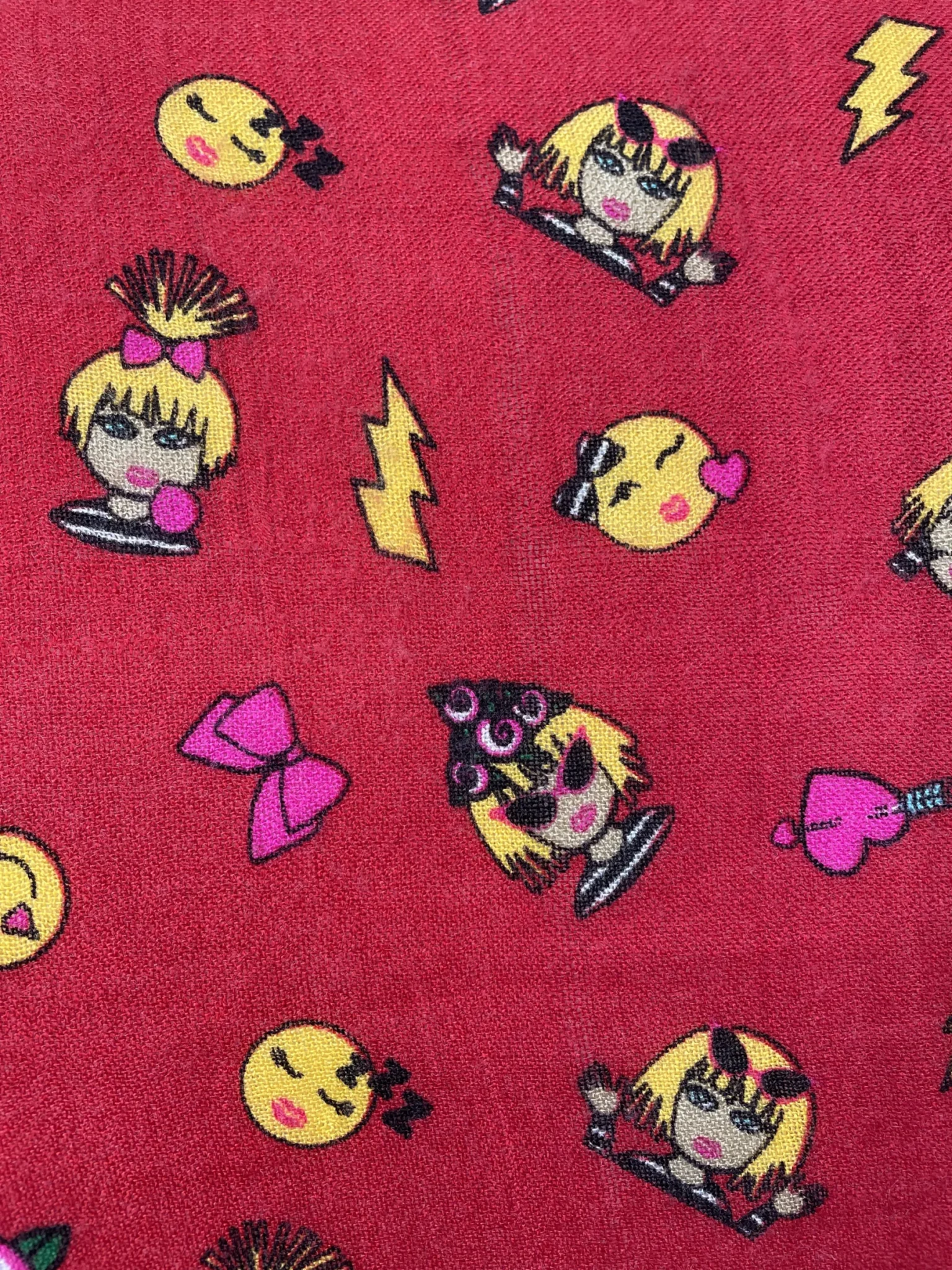 Featured image for Foulard Betsey Johnson avec émojis amusants