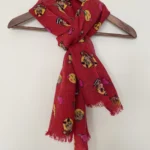 Thumbnail for Foulard Betsey Johnson avec émojis amusants