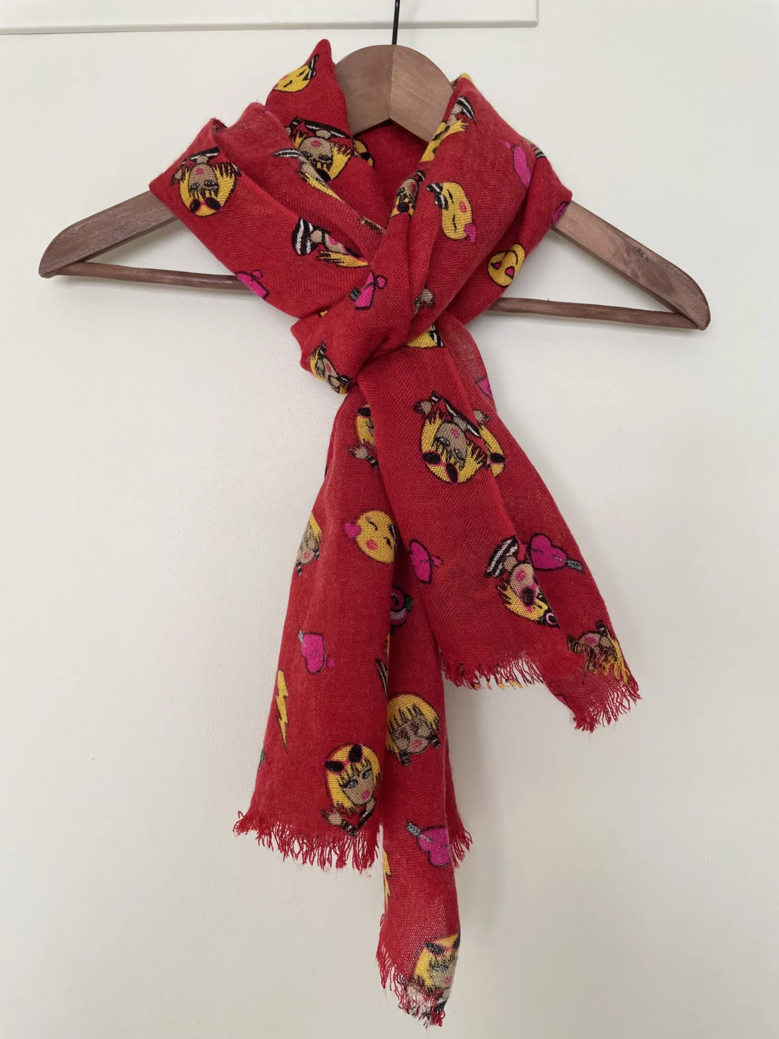 Image for Foulard Betsey Johnson avec émojis amusants