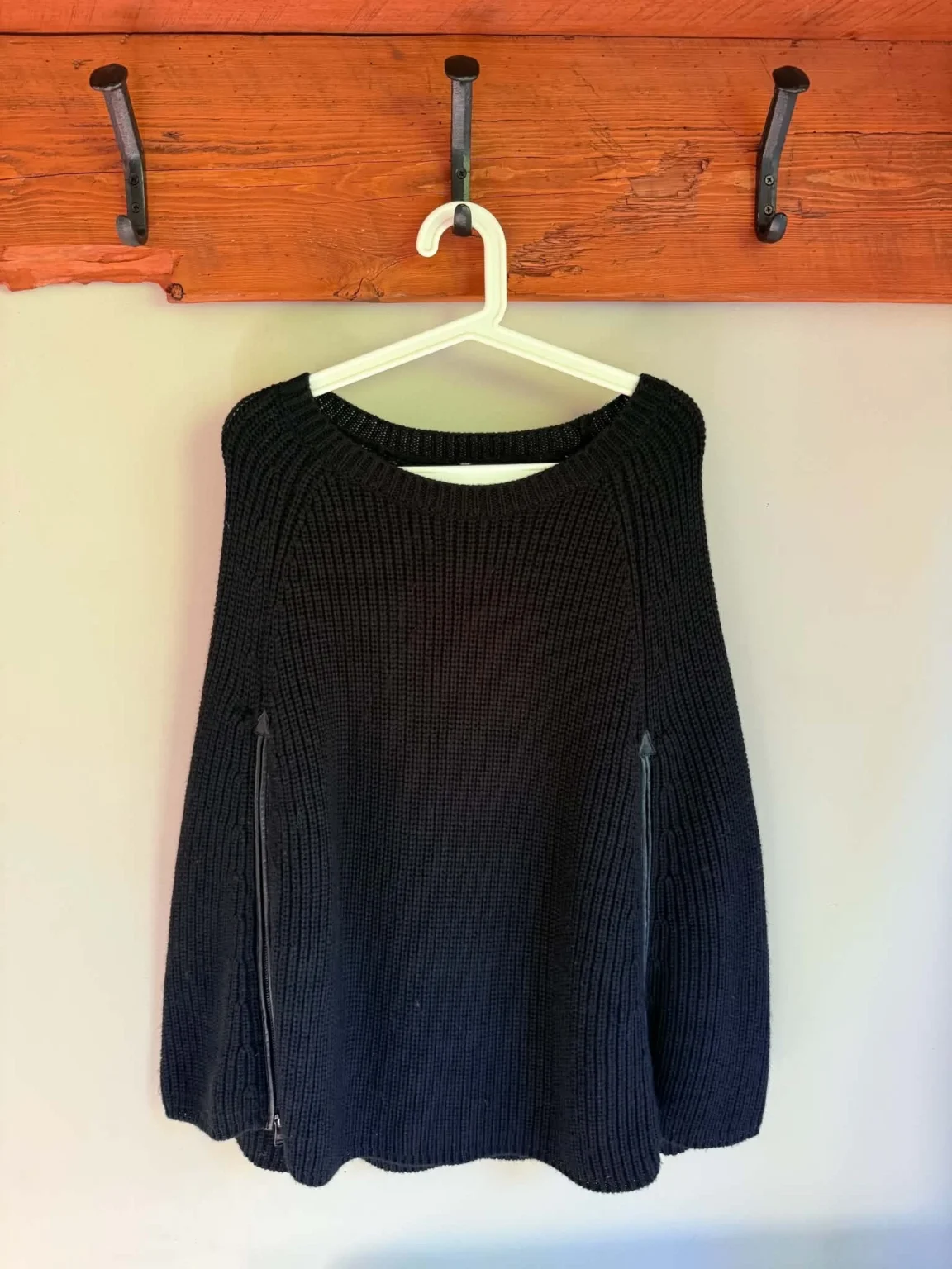 Featured image for Guess knitted poncho – XS