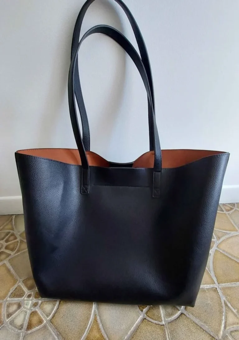 Image for Minimalist, textured tote bag by Simons