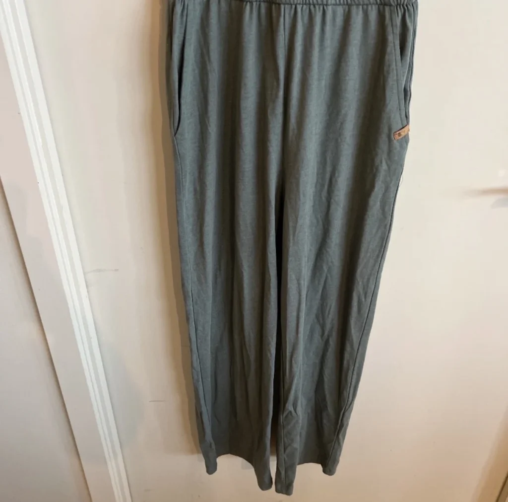 Image for Three-button jumper in sage green