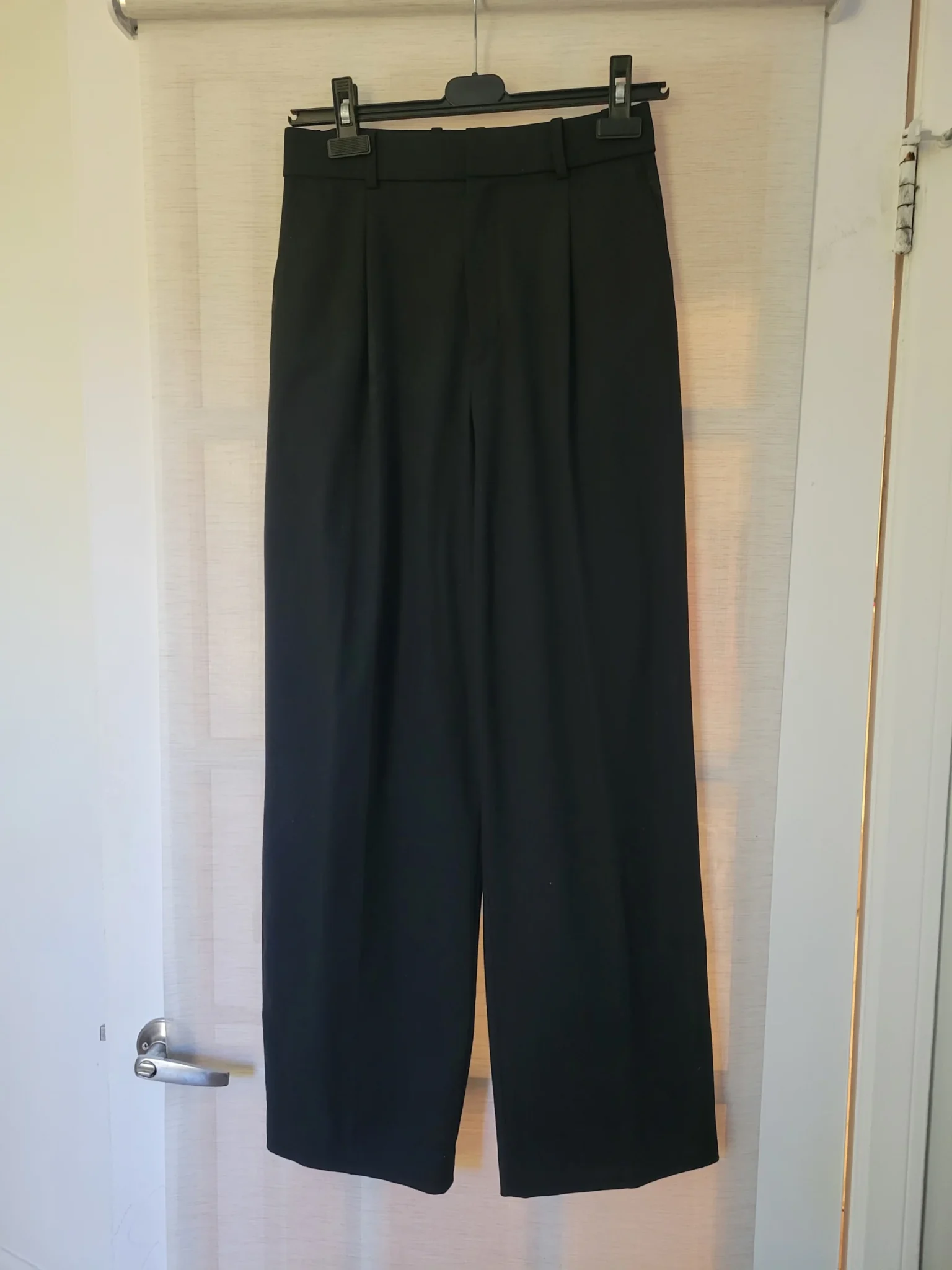 Image for Loose-fitting pleated trousers