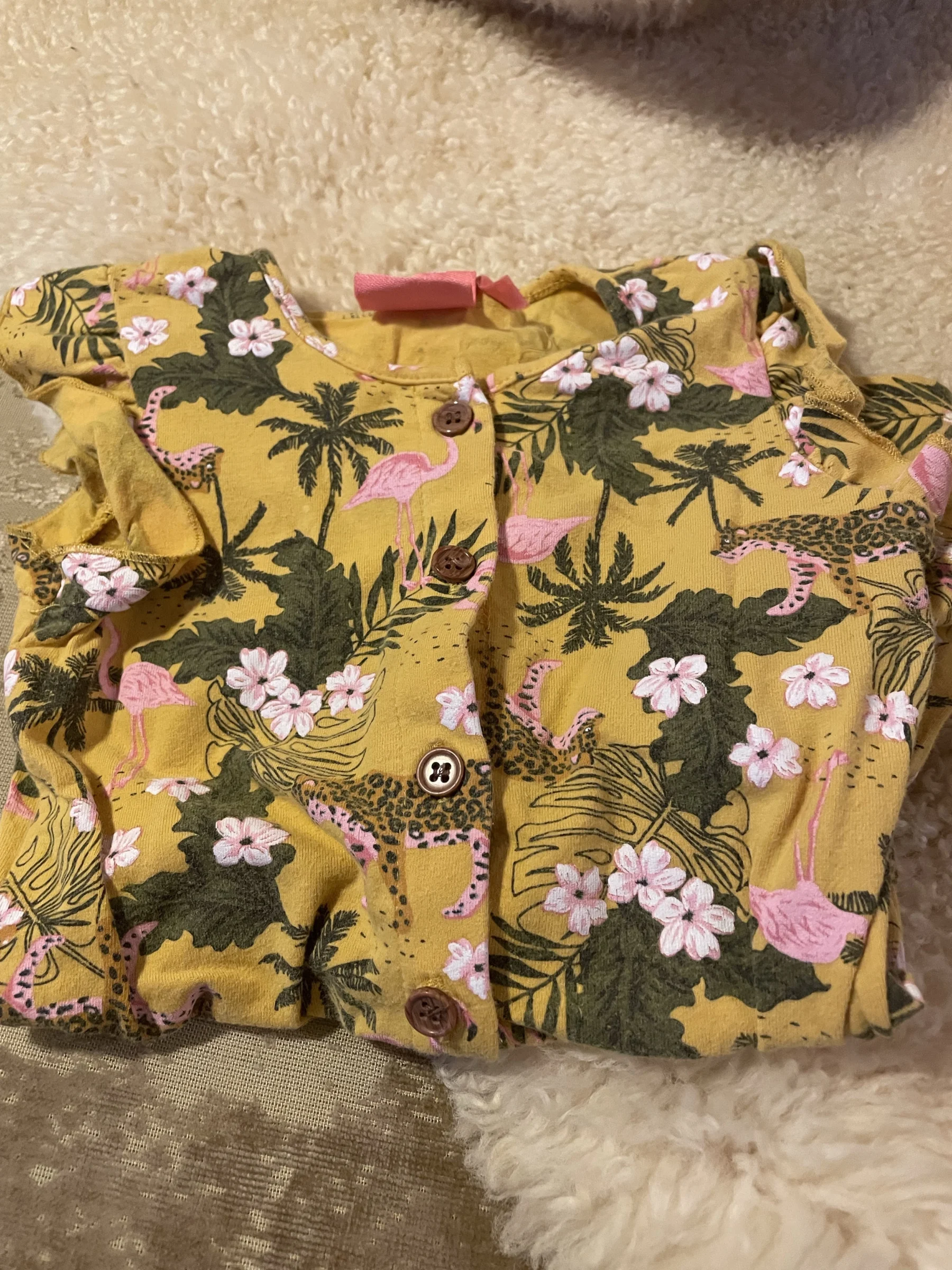 A one-piece 🩳 ‘romper’ for a 18-month-old baby girl – it’s a bit small Le Chat Botté seconde main